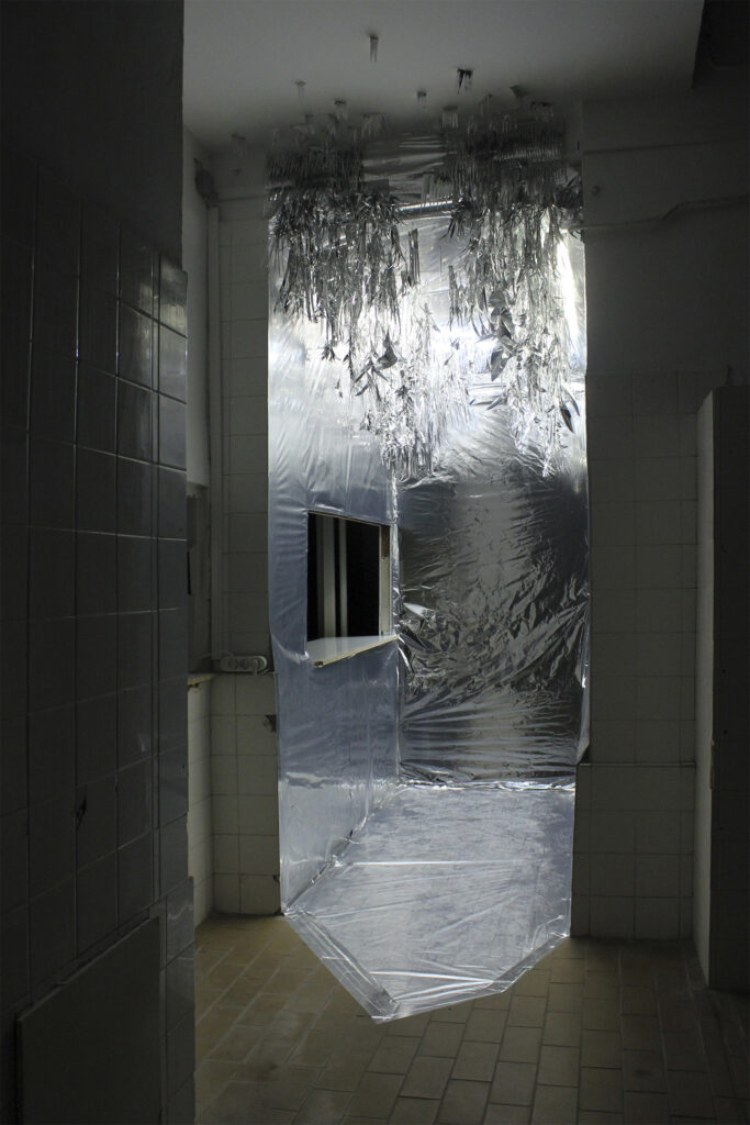 sztefanu marina tükörösvény art contemporary exhibition nyolcésfél kiállítás environment installation mirror